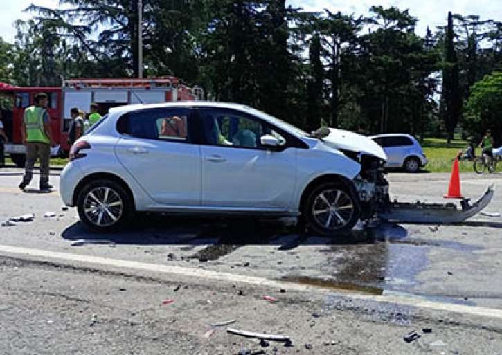 Chocan dos autos en Ruta 5 y Acceso Almirante Brown a Nueve de Julio