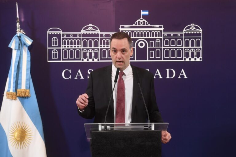 El Gobierno suspendió la pauta a los medios por un año