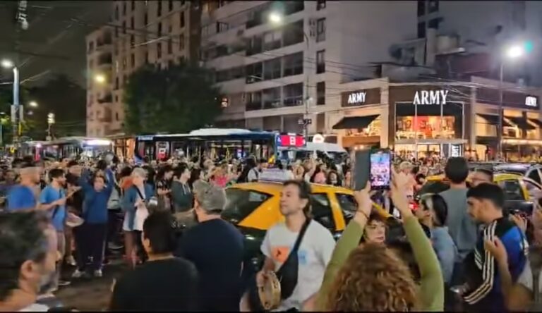 En barrios de CABA, La Plata y el conurbano hay cacerolazos luego de los anuncios de Milei