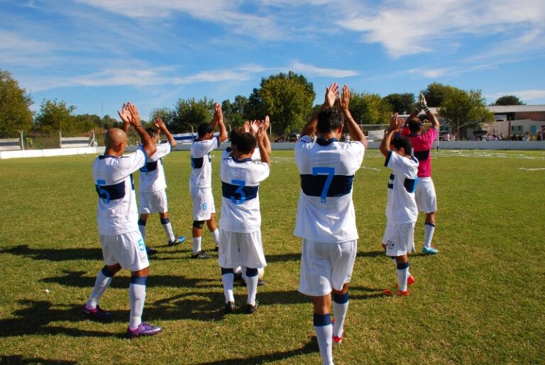 Libertad ganó y sigue solo en la punta