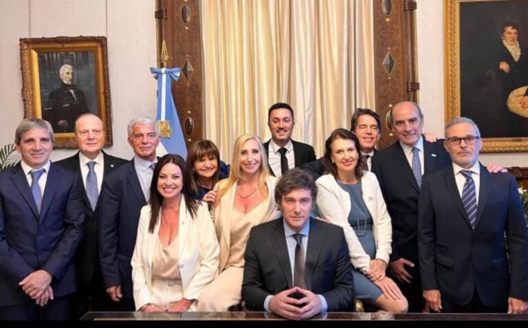 La primera medida del nuevo presidente es la reducir a 9 los 18 ministerios
