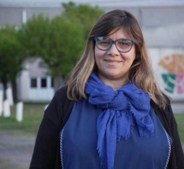 Una docente enseña que con cascaras de huevos de gallinas se reduce el arsénico en el agua