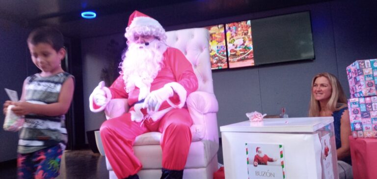 ¡Llegó papá Noel a Nueve de Julio y alegró el centro de la ciudad!