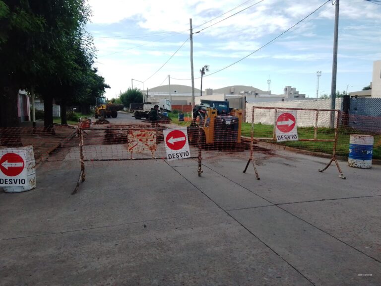 Se hacen trabajos de bacheo en Avda San Martín y Roca