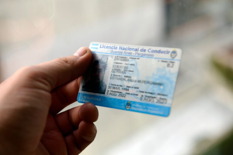 La Licencia de Conducir debe tener la misma información que el DNI