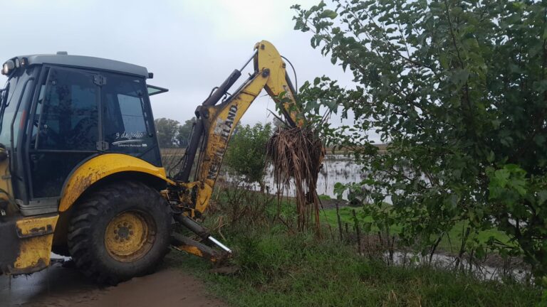Trabajos de limpieza en canales de agua en Morea