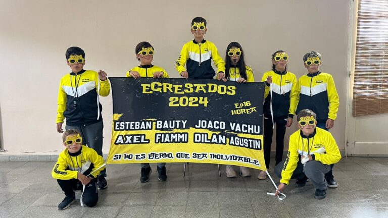 Alumnos de 6to grado en Morea presentaron las camperas y remeras de egresados 2024
