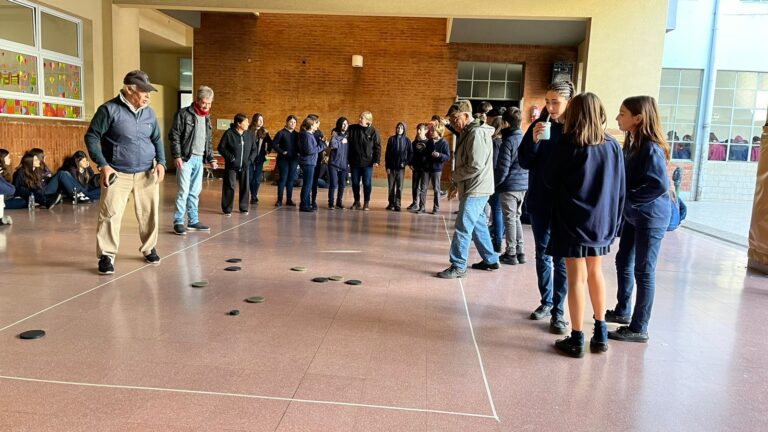 25 de Mayo: en el Colegio Jesús Sacramentado dos generaciones unidades en la celebración