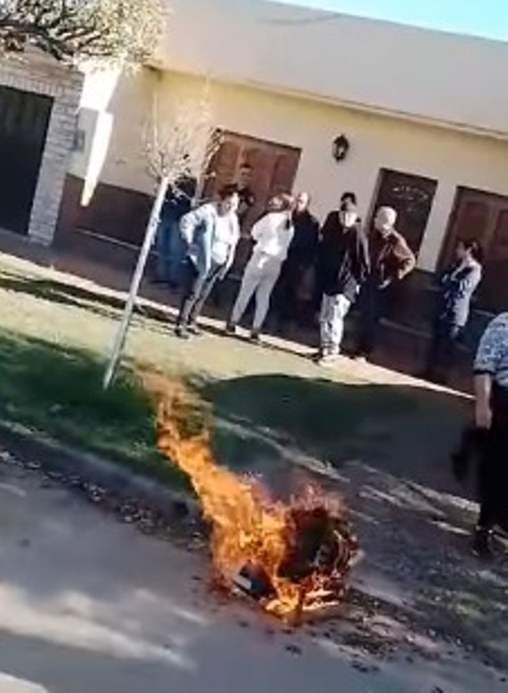 Incendian cubierta en protesta frente a la casa de un docente acusado de abuso en Jardín de Infantes