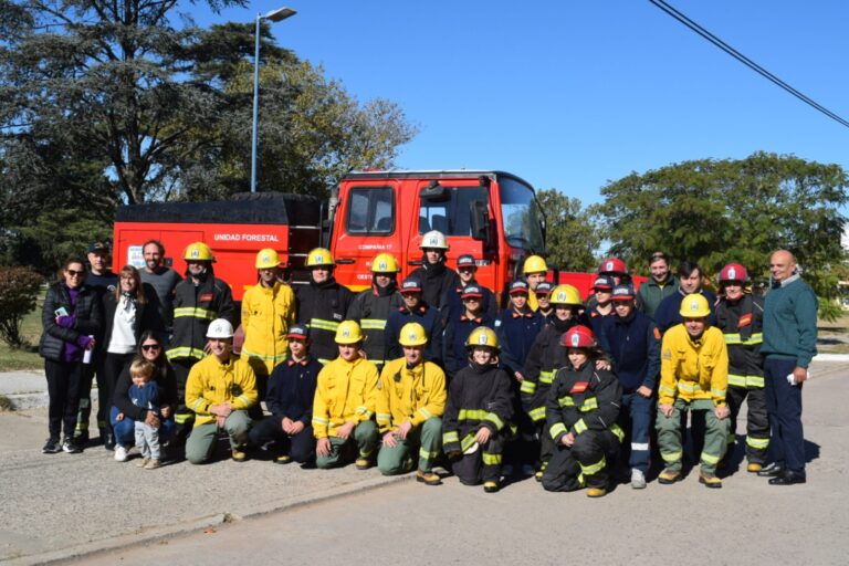 Los Bomberos Voluntarios de Emilio V. Bunge celebran la adquisición de una nueva autobomba foresta