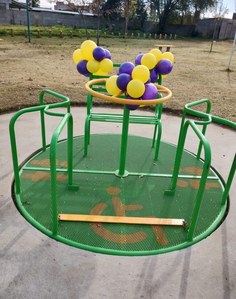 El Club de Leones presentó una calesita integradora en la plazoleta que lleva su nombre