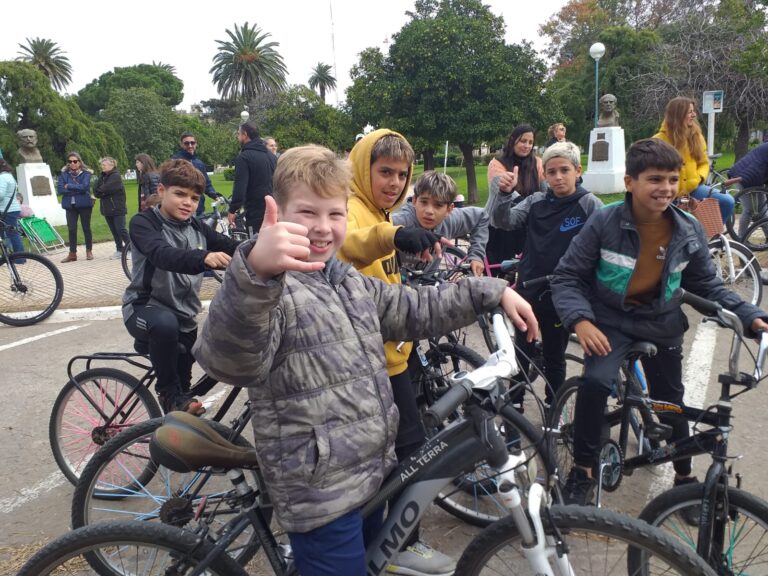 Bicicleteada Solidaria celebró la unión y fraternidad de la comunidad educativa de la Escuela N°1 Bernardino Rivadavia