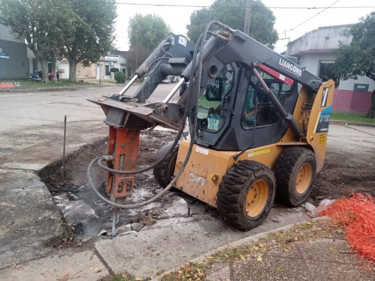 Tareas de bacheo y recambio de pavimento en Tomás Cosentino y La Rioja