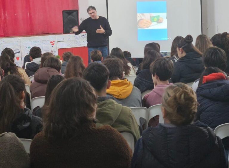 Ex basquetbolista Juan Antonio Abdala concientiza sobre consumos problemáticos en Facundo Quiroga