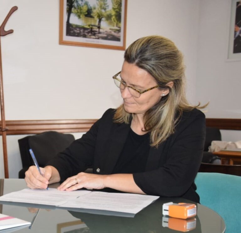 Gentile impulsó en La Plata acciones para regularizar propiedades y finalizar programas de vivienda en Nueve de Julio