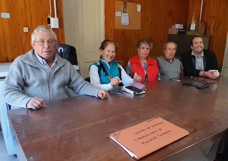 Funcionarias municipales visitan el Centro de Jubilados y Biblioteca de Facundo Quiroga