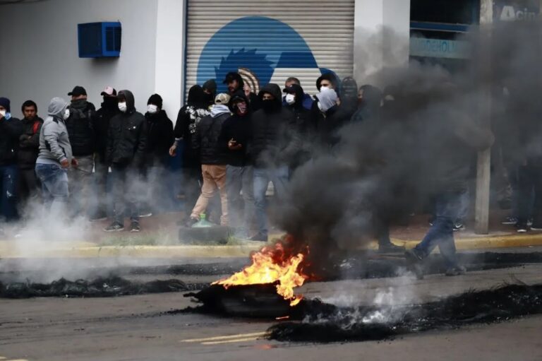 Máxima tensión en Posadas frente al Comando por despliegue de fuerzas federales ante autoacuartelamiento