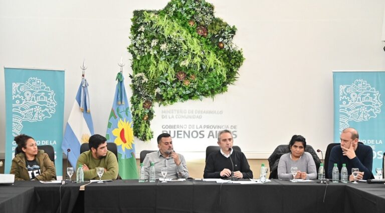 Andrés Larroque y Daniel Ménendez lideran esfuerzos para potenciar políticas públicas en medio de la crisis, reafirmando el compromiso provincial