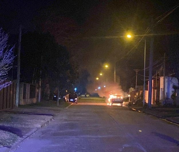 Incendio de automóvil en la madrugada moviliza a Bomberos y Policia