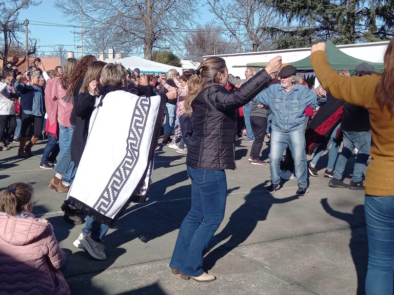 Nuestras Raíces: La celebración del Día de la Bandera en el playón ‘Eva Duarte’