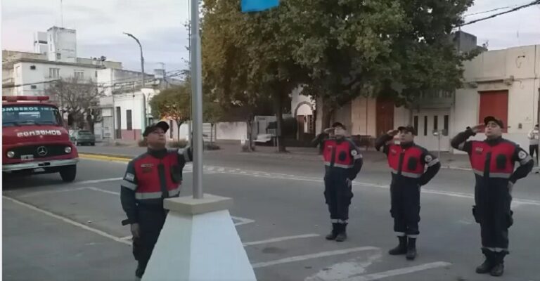 Con toque de sirena e izamiento de la bandera bomberos nuevejulienses comenzaron la celebración de su día