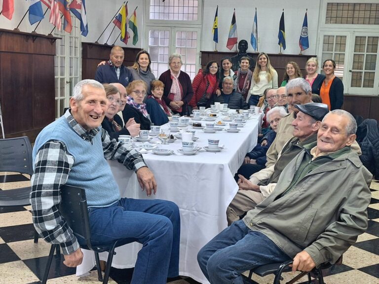 María José Gentile encabezó un desayuno con abuelos del Hogar Santo Domingo de Guzmán