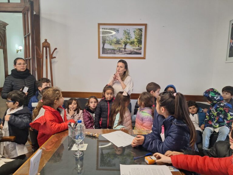 María José Gentile, recibe con calidez a escolares en el Palacio Municipal