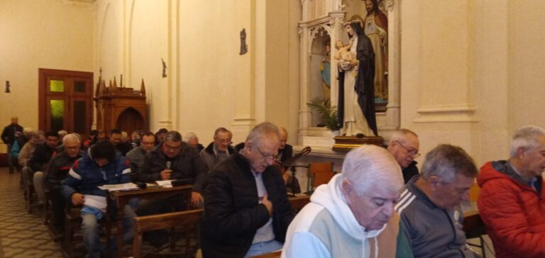 Los ‘Madrugadores del 9’ oran con dos nuevos integrantes en la Catedral Santo Domingo de Guzmán