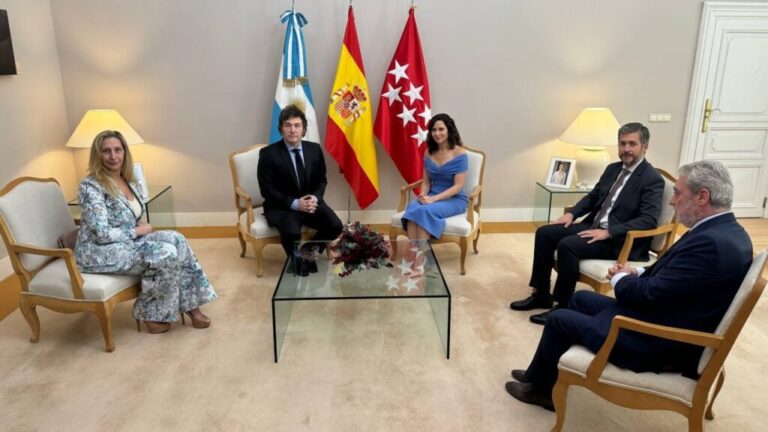 Javier Milei recibe distinción en Madrid y critica a Pedro Sánchez