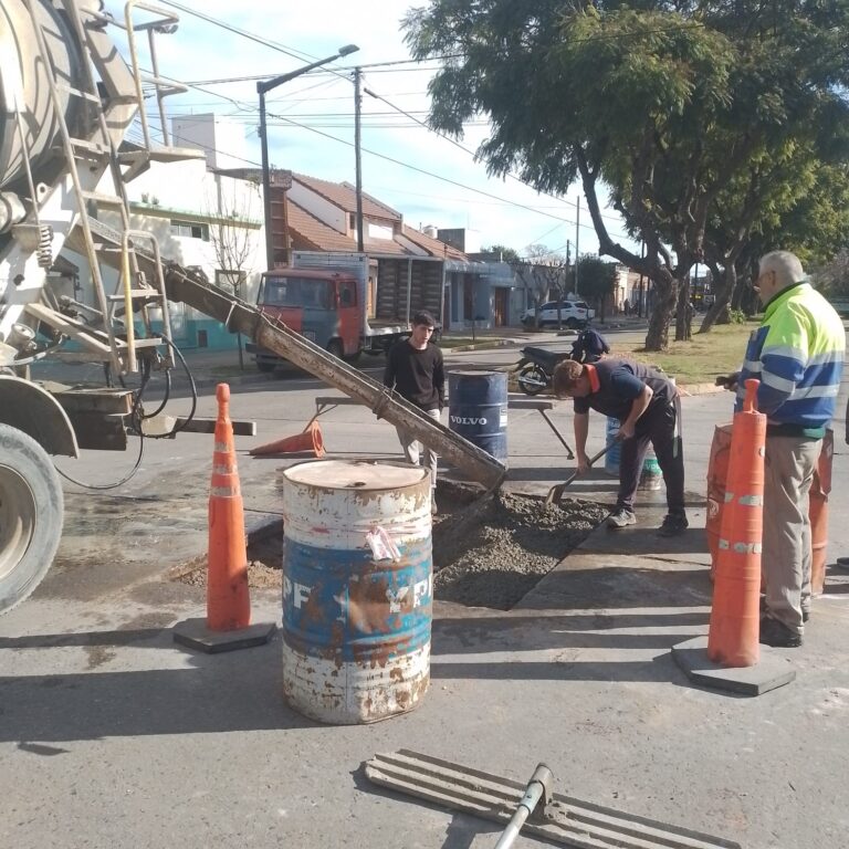 Continúan obras de bacheo en cruces de calles de importante tránsito