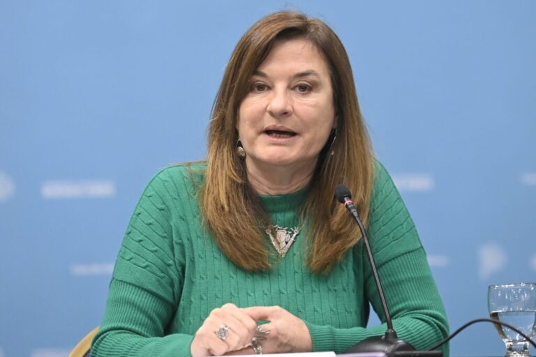 Provincia presenta un plan de fortalecimiento de la línea 144 bonaerense