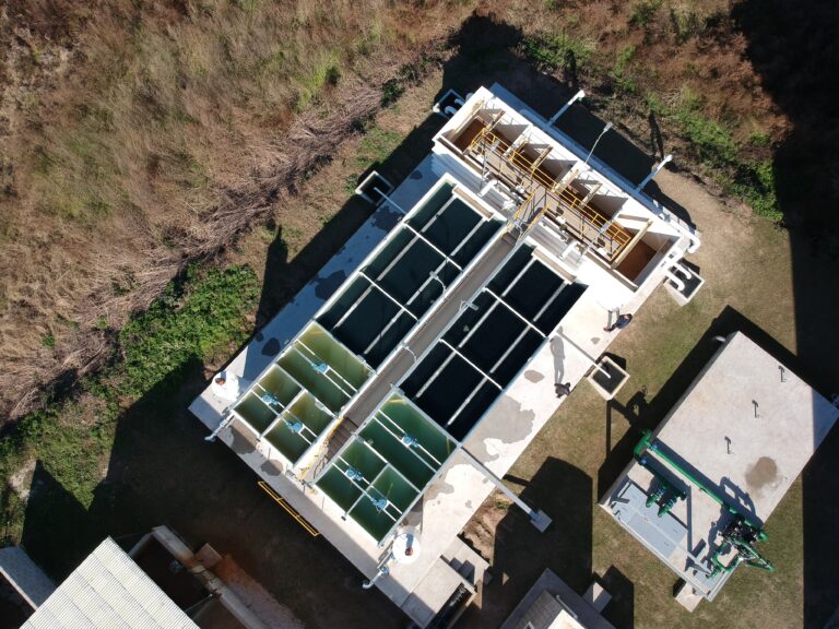 Kicillof inauguró una planta potabilizadora y una usina láctea en Juan B. Alberdi
