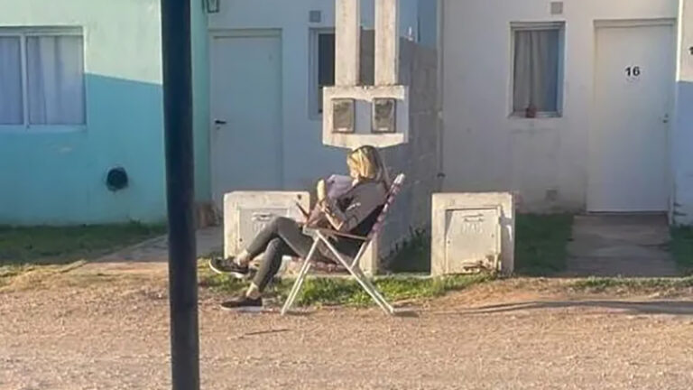 Mujer se encadena frente a la casa de sus deudores en Coronel Pringles