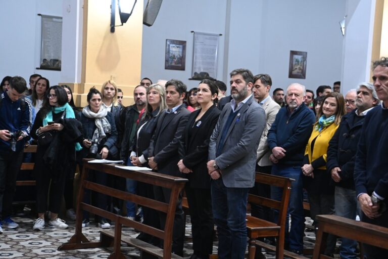 Axel Kicillof presente de la Marcha de Antorchas en homenaje a Eva Perón