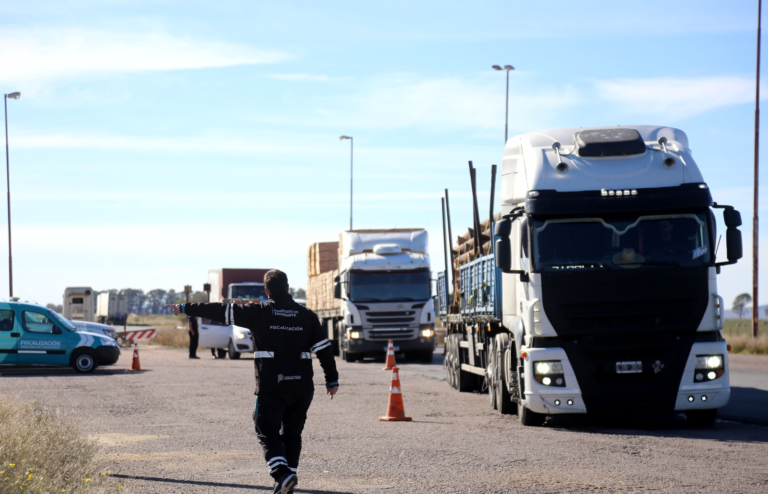 Retienen más de 28 toneladas de exceso en camiones de carga en Verónica