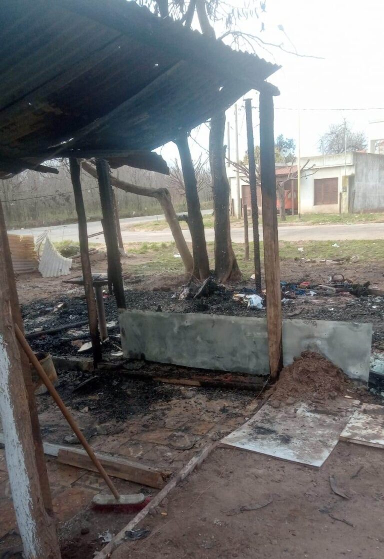 Mamá pierde precaria vivienda por el fuego y pide ayuda