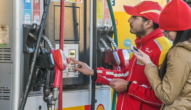 Se redujo el peso de los impuestos internos en el precio de los combustibles