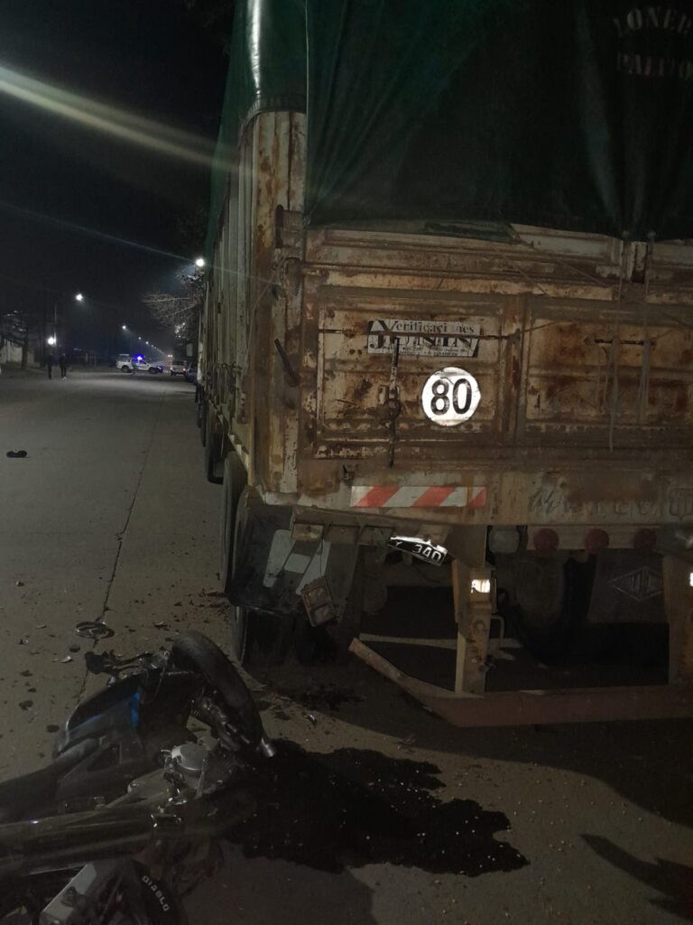 Muere joven de 24 años cuando su moto impactó con un acomplado estacionado