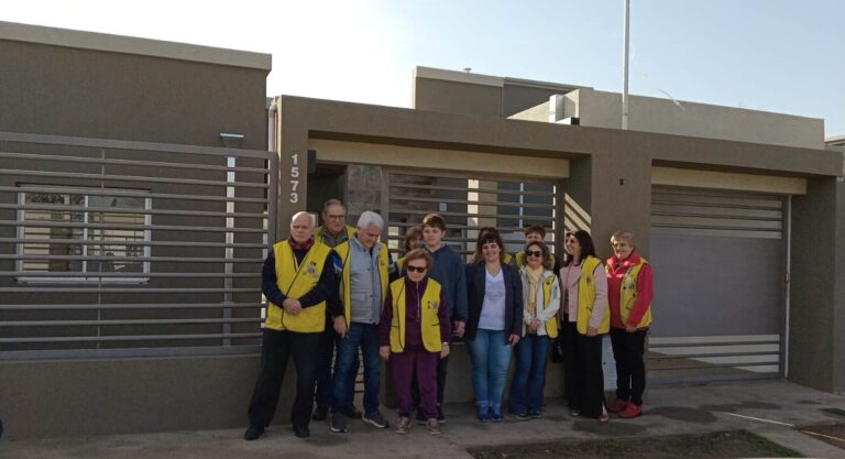 El Club de Leones formalizó la entrega de la casa de la rifa 12