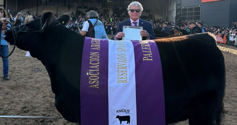 Máximo premio para una hembra donde un nuevejuliense celebra