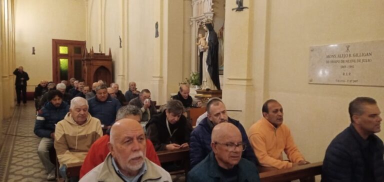 Con un nuevo integrante ‘Madrugadores del 9’ rezó el rosario en la catedral
