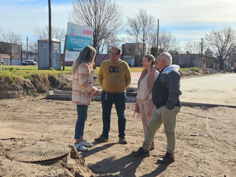 María José Gentile recorrió los trabajos finales de la pavimentación en la calle Schweitzer