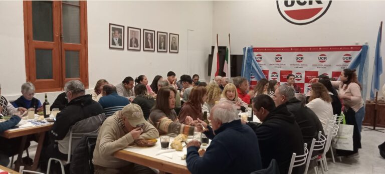 Con un guiso caliente los radicales esperaron el Día de la Independencia