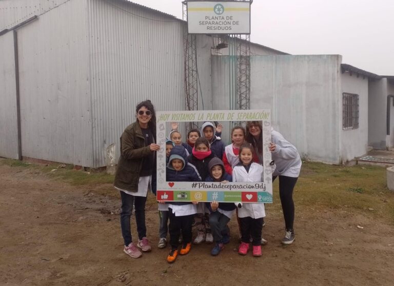Gestión Ambiental: alumnos de 12 de Octubre visitaron a la planta de residuos