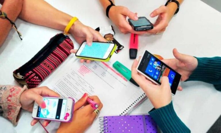 Día de las Infancias: un debate sobre el uso responsable del celular en aulas y hogares