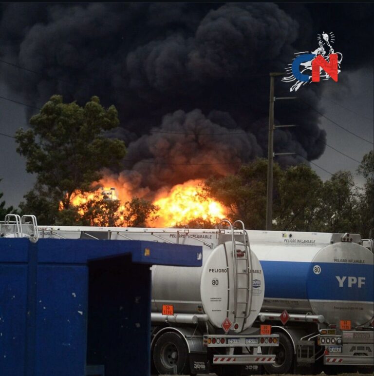Impactante incendio de una refinería de YPF en Ensenada