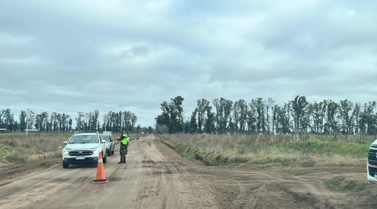 Control de vehículos y personas en el camino a Morea