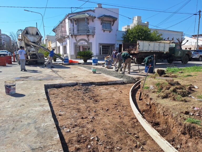 Trabajos de hormigonado en la intersección de Libertad y Cavallari