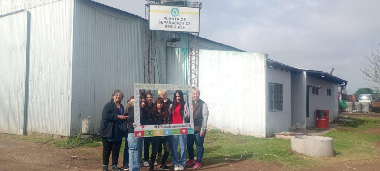 Educación Ambiental en Acción: Estudiantes visitan la planta de separación