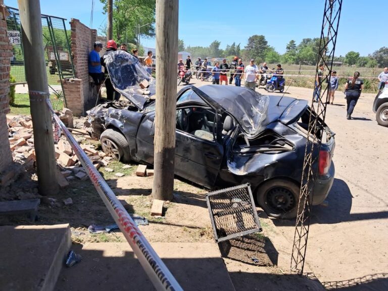 Accidente en Bragado: un auto volcó y se estrelló contra una vivienda en barrio La Unión